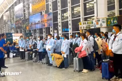 Les travailleurs vietnamiens accomplissent les démarches pour travailler à l'étranger. Photo: VietnamPlus