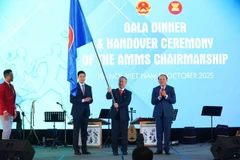 Le ministre de la Culture, des Sports et du Tourisme, Nguyên Van Hung, préside la cérémonie de remise de la présidence de la 9ᵉ Réunion ministérielle de l’ASEAN sur le sport (AMMS 9) à la délégation cambodgienne. Photo: bvhttdl.gov.vn
