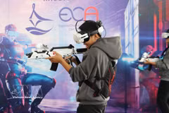 Étudiants faisant l'expérience de jeux en réalité virtuelle. Photo: VNA
