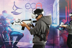 Étudiants faisant l'expérience de jeux en réalité virtuelle. Photo: VNA