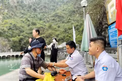 Quang Ninh déploie une équipe médicale permanente dans la baie de Ha Long. Photo: VNA