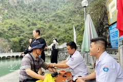 Quang Ninh déploie une équipe médicale permanente dans la baie de Ha Long. Photo: VNA