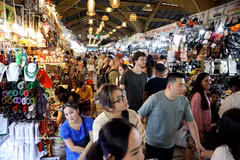 Des touristes à Hô Chi Minh-Ville. Photo: VNA