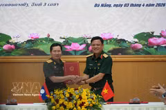 Le général de corps d’armée Nguyen Truong Thang, vice-ministre de la Défense (droite), et son homologue lao, le général de corps d’armée Saichay Kommasith, également chef d’état-major général de l’Armée populaire lao. Photo: VNA