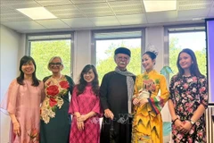 Hoang Thu Trang, fondatrice et directrice générale d’Art Space, basée en France (robe tunique rouge). Photo: VNA