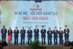 Le secrétaire général du Parti, Tô Lâm, également chef du Comité central chargé du développement des sciences, des technologies, de l’innovation et de la transformation numérique, et le Premier ministre Pham Minh Chinh lors de la cérémonie d’inauguration de la Journée nationale de l’innovation 2025. Photo: VNA