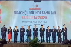 Le secrétaire général du Parti, Tô Lâm, également chef du Comité central chargé du développement des sciences, des technologies, de l’innovation et de la transformation numérique, et le Premier ministre Pham Minh Chinh lors de la cérémonie d’inauguration de la Journée nationale de l’innovation 2025. Photo: VNA