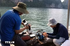 Des scientifiques vietnamiens et polonais ont récemment lancé un projet utilisant l’intelligence artificielle (IA) et la télédétection pour surveiller la qualité des eaux marines dans la baie d’Ha Long et la lagune de Cua Luc. Photo: VNA