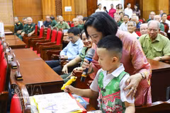 La vice-présidente de l’Assemblée nationale du Vietnam, Nguyên Thi Thanh, membre du Comité central du Parti, remet des cadeaux à des élèves en situation difficile de la province de Diên Biên. Photo: VNA