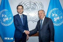 L’ambassadeur Dô Hung Viêt, chef de la Mission permanente du Vietnam auprès de l’ONU, et le secrétaire général de l'ONU, António Guterres. Photo : VNA