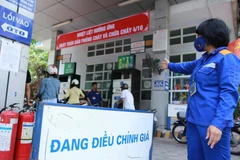 Nouvelle baisse des prix des carburants depuis l’après-midi du 8 mai. Photo: VietnamPlus