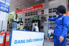 Nouvelle baisse des prix des carburants depuis l’après-midi du 8 mai. Photo: VietnamPlus