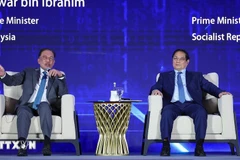 Les Premiers ministres vietnamien et malaisien discutent de l'intelligence artificielle. Photo: VNA