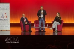Le président d’ABVietFrance, Nguyen Hai Nam (milieu), s'exprime lors du séminaire. Photo: VNA