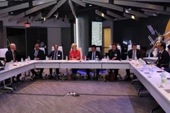 Le ministre Nguyên Hông Diên rencontre Nancy Ziuzin, vice-présidente des affaires gouvernementales internationales de Lockheed Martin, l’un des plus grands groupes mondiaux de défense. Photo: VNA
