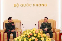 Le général Phan Van Giang, ministre de la Défense, reçoit le général de division Saichay Kommasith, vice-ministre de la Défense, chef d'état-major général de l'Armée populaire lao. Photo: VNA