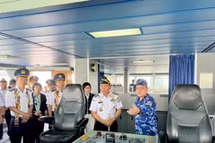 Un officier présente le navire CSB 8001 aux délégués indonésiens. Photo: VNA