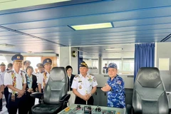 Un officier présente le navire CSB 8001 aux délégués indonésiens. Photo: VNA