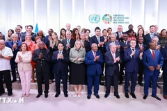 Le président français Emmanuel Macron, le Premier ministre Pham Minh Chinh, les dirigeants des pays participants et le secrétaire général des Nations Unies, António Guterres. Photo: VNA