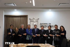 La délégation du Comité de l’Association des nations de l’Asie du Sud-Est au Mexique (ACMC) et les responsables de la ville Zapopan. Photo: VNA