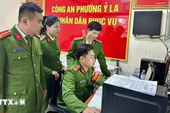 Les policiers du quartier d'Y La, ville de Tuyên Quang. Photo: VNA