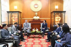 La vice-présidente et secrétaire générale du Comité central du Front de la Patrie du Vietnam (FPV), Ha Thi Nga (droite), a reçu ce jeudi 12 mars à Hanoï V. G. Kalganov, vice-président du Comité des relations extérieures de Saint-Pétersbourg. Photo: VNA