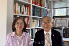 Le professeur Furuta Motoo, éminent historien japonais spécialisé dans les études vietnamiennes, et son épouse. Photo: VNA