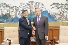 Nguyên Minh Vu, vice-ministre permanent des Affaires étrangères du Vietnam (gauche) et Wang Yi, chef du Bureau de la Commission centrale des affaires étrangères du Parti et ministre des Affaires étrangères de Chine. Photo: VNA