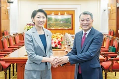 Lê Minh Hung, membre du Bureau politique, secrétaire du Comité central du Parti, chef de la Commission centrale d’organisation du Parti et président du Groupe des parlementaires d’amitié Vietnam – Japon (droite) et Obuchi Yuko, présidente de l’Alliance parlementaire d’amitié Japon-Vietnam. Photo: daibieunhandan.vn