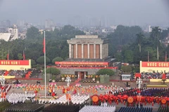 Défilé militaire majestueux sur la Place Ba Dinh, à Hanoï. Photo: VNA