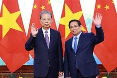 Le Premier ministre Pham Minh Chinh (droite) et le membre du Comité permanent du Politburo et président du Comité permanent de l'Assemblée populaire nationale (APN) de Chine, Zhao Leji. Photo: VNA