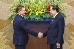 Le président de l’Assemblée nationale du Vietnam (AN), Trân Thanh Mân (droite) et Vladimir Yakushev, secrétaire du Conseil général du parti Russie unie et premier vice-président du Conseil de la Fédération. Photo: VNA