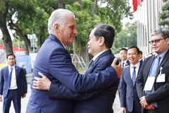 Le président de l'Assemblée nationale (AN) Trân Thanh Mân (droite) et le premier secrétaire du Comité central du Parti communiste de Cuba (PCC) et président cubain, Miguel Díaz-Canel. Photo: VNA