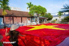 Un drapeau national géant de 600 m² confectionné pour célébrer le 80ᵉ anniversaire de la Fête nationale du 2 septembre. Photo : VietnamPlus