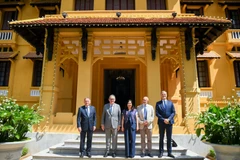 La vice-ministre des Affaires étrangères, Lê Thi Thu Hang, et la délégation du groupe interparlementaire d’amitié France–Vietnam du Sénat français. Photo: ministère des Affaires étrangères