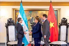 L’ambassadeur du Vietnam au Mexique et au Honduras, Nguyên Van Hai, présente les lettres de créance du président Luong Cuong à la présidente hondurienne Xiomara Castro. Photo: VNA