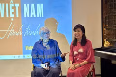 L'artiste photographe française Dominique de Miscault et la docteure Hoàng Thị Hồng Hà - chercheuse en culture vietnamienne. Photo: VNA