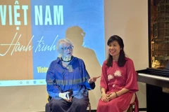 L'artiste photographe française Dominique de Miscault et la docteure Hoàng Thị Hồng Hà - chercheuse en culture vietnamienne. Photo: VNA