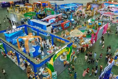Des stands à la Foire d'Automne 2025 à Hanoi. Photo: VNA