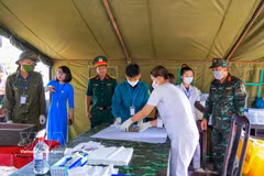 Le personnel médical et les experts concernés coordonnent leurs efforts pour finaliser les dossiers et conserver les échantillons d’identification ADN conformément aux procédures, contribuant ainsi à rendre aux martyrs leur nom et leur lieu d’origine. Photo: VNA