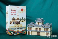 Un groupe d’étudiants raconte l’histoire de la citadelle impériale de Thang Long à l’aide de maquettes à assembler