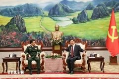 Le général Phan Van Giang, ministre de la Défense et le secrétaire général du Parti révolutionnaire populaire lao (PPRL) et président lao, Thongloun Sisoulith (droite). Photo: VNA