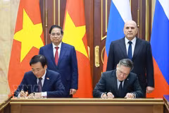Le Premier ministre Pham Minh Chinh et son homologue russe Mikhail Mishustin assistent à la cérémonie de signature de l'Accord de coopération pour la construction d'une centrale nucléaire sur le territoire vietnamien. Photo: VNA