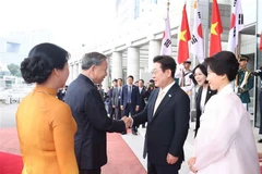 Le président sud-coréen Lee Jae Myung et son épouse (droite) accueillent le secrétaire général du Parti Tô Lâm et son épouse. Photo: VNA