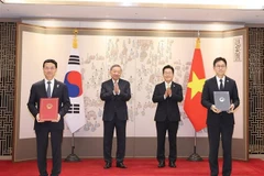Le secrétaire général du Parti communiste du Vietnam, Tô Lâm, et le président sud-coréen, Lee Jae Myung, assistent à la remise de protocole d’accord entre le ministère vietnamien des Sciences et des Technologies et son homologue sud-coréen des Sciences, des Technologies de l’information et des Communications sur la coopération scientifique et technologique. photo: VNA