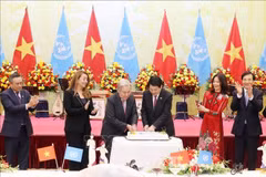 Dans la soirée du 24 octobre, le président vietnamien Luong Cuong donne une réception solennelle en l’honneur du secrétaire général de l’ONU, António Guterres. Photo: VNA