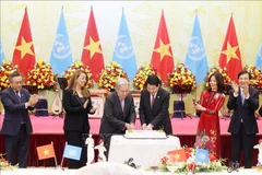 Dans la soirée du 24 octobre, le président vietnamien Luong Cuong donne une réception solennelle en l’honneur du secrétaire général de l’ONU, António Guterres. Photo: VNA