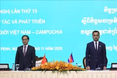 Le vice-Premier ministre Bui Thanh Son (gauche) et le vice-Premier ministre cambodgien et ministre de l'Intérieur, Sar Sokha coprésident la 13e Conférence sur la coopération et le développement des provinces frontalières Vietnam-Cambodge. Photo: VNA