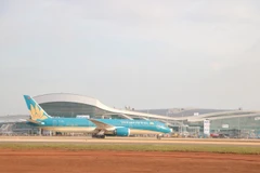 Un gros-porteur Boeing 787-9 de la compagnie Vietnam Airlines atterrit en toute sécurité à l'aéroport international de Long Thanh lors d'un vol d'essai le 15 décembre. Photo : VNA