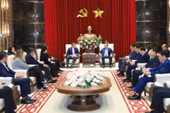 Le membre du Bureau politique et secrétaire du Comité du Parti de Hanoï, Tran Duc Thang, reçoit le 30 juillet à Hanoï, une délégation de Central Retail Vietnam conduite par son directeur général, Olivier Bernard R. Langlet. Photo: VNA